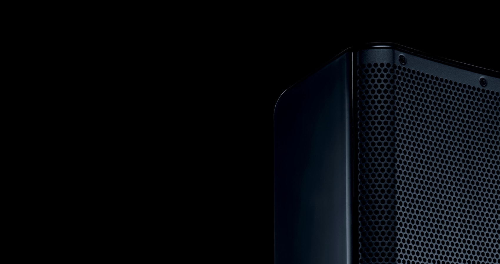 색이 바랜 QSC 스피커의 클로즈업